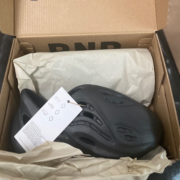 Adidas Originals Yeezy Foam Runner Onyx Infant Size UK 9 US 9 - Picture 4 of 4